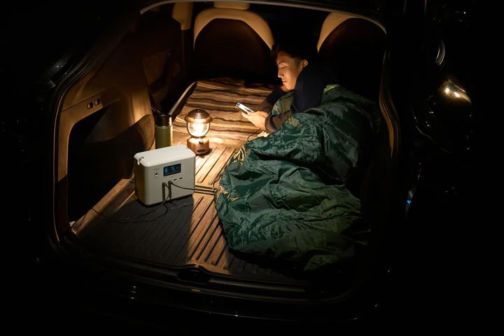 車中泊でスマホを充電する小容量ポータブル電源