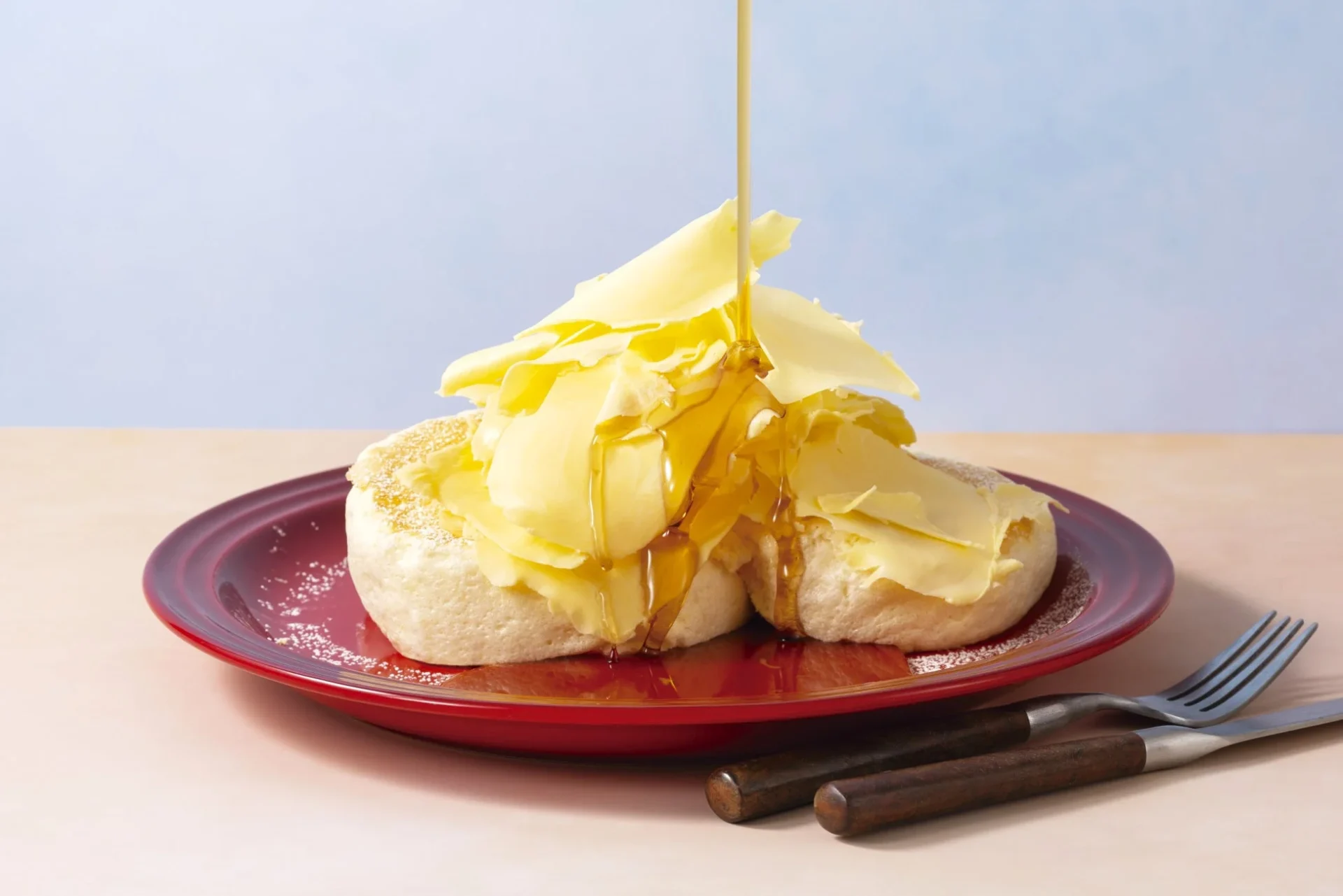削りバターパンケーキにメープルシロップがとろりと注がれる瞬間
