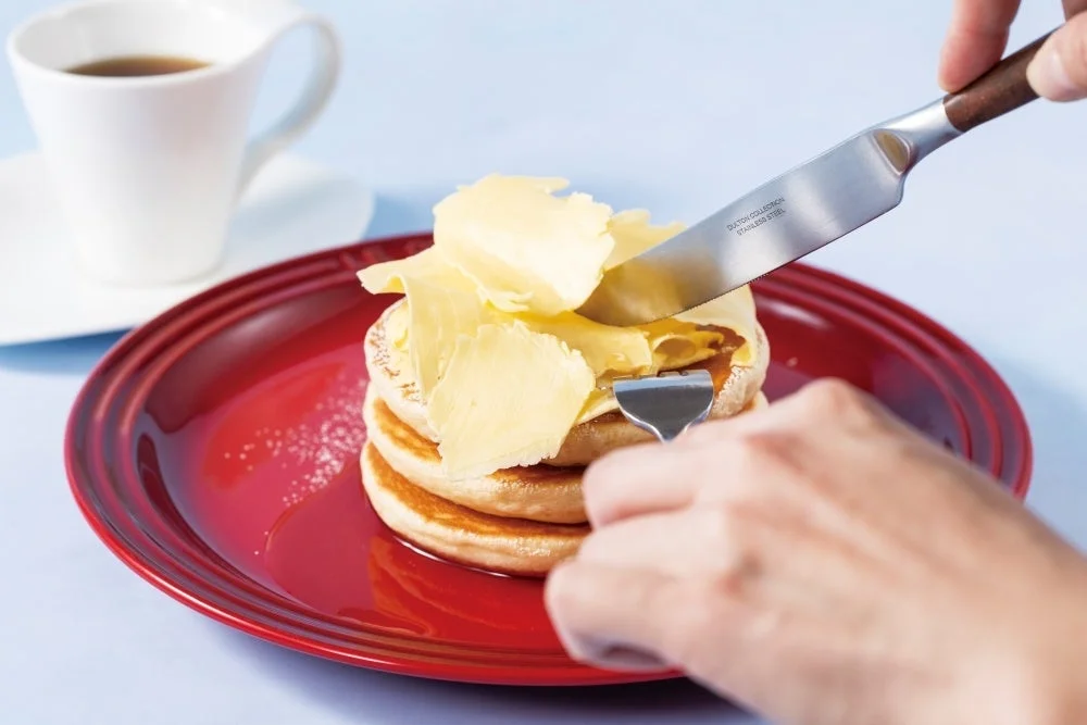 削りバターのクラシックパンケーキをフォークで食べる様子