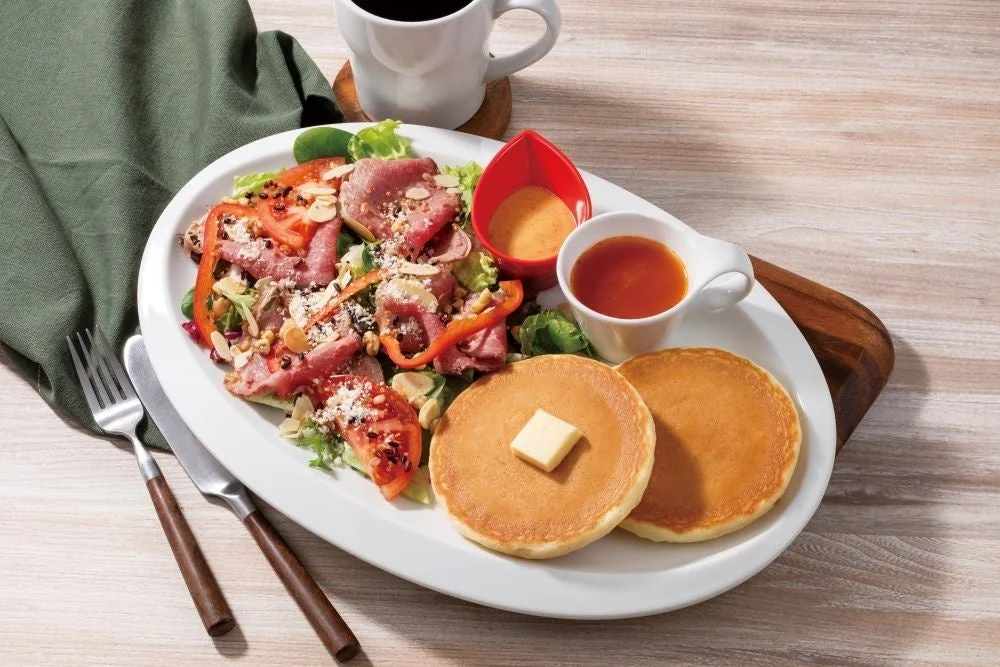 ローストビーフとたっぷり野菜のパンケーキプレート