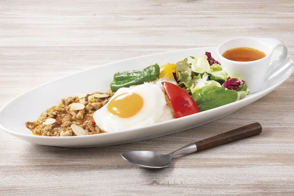 彩り野菜とバジルのガパオライスプレート