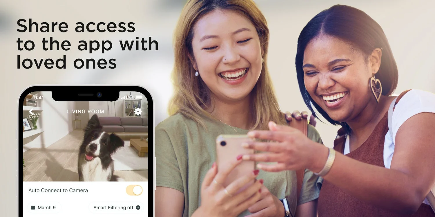 Petcubeアプリの画面と共有して喜ぶ人たち
