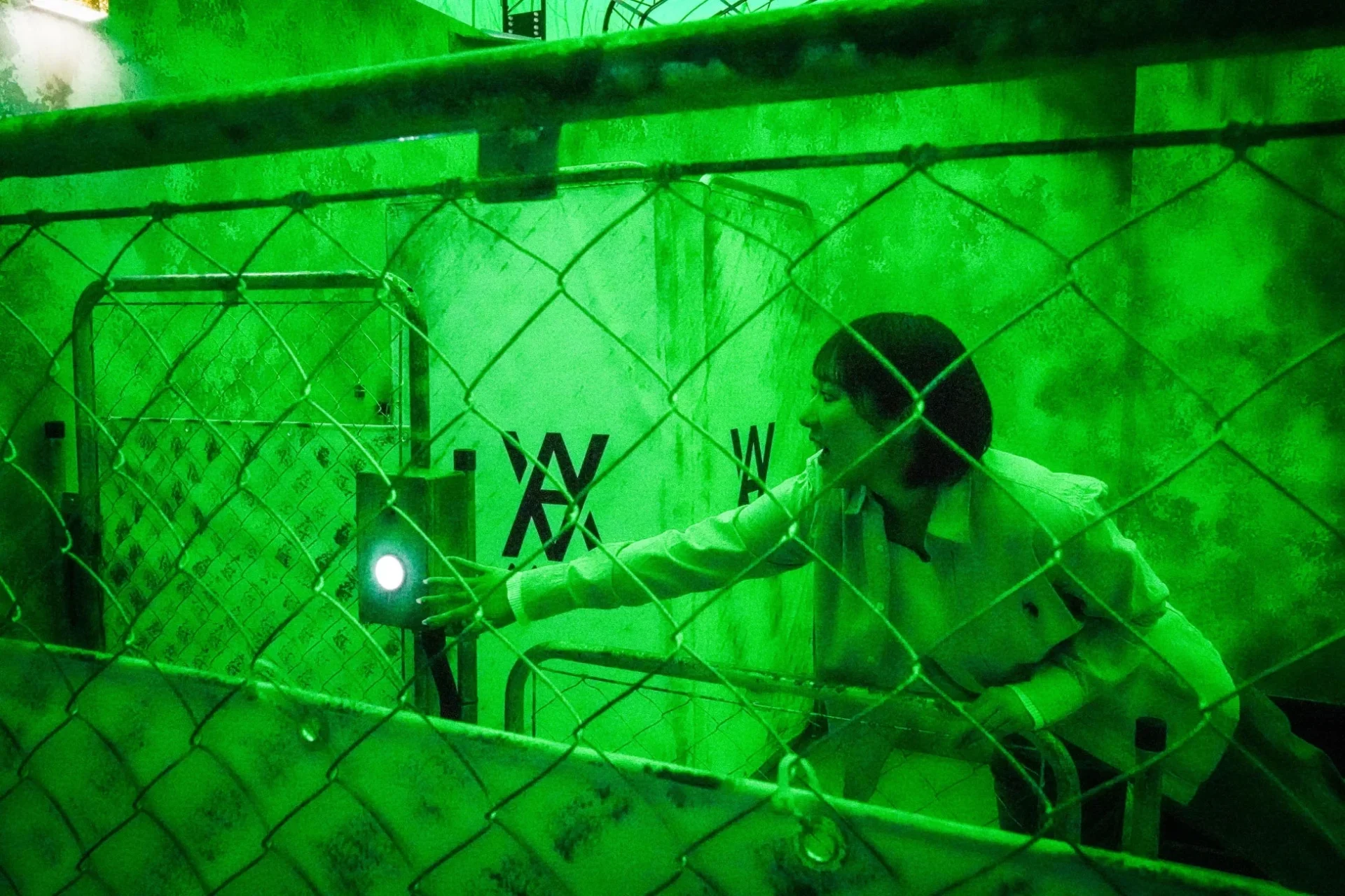 解除システムを作動させるアトラクション参加者の様子