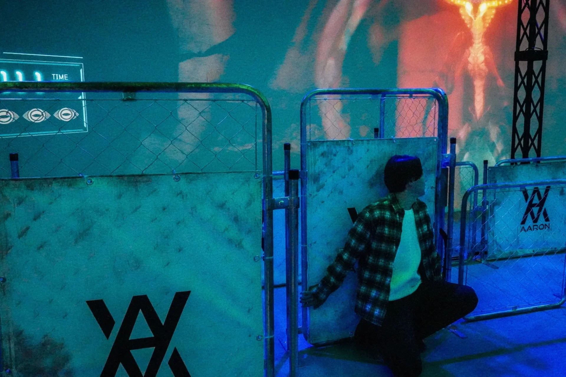 アトラクション内で身をかがめて隠れる参加者の様子