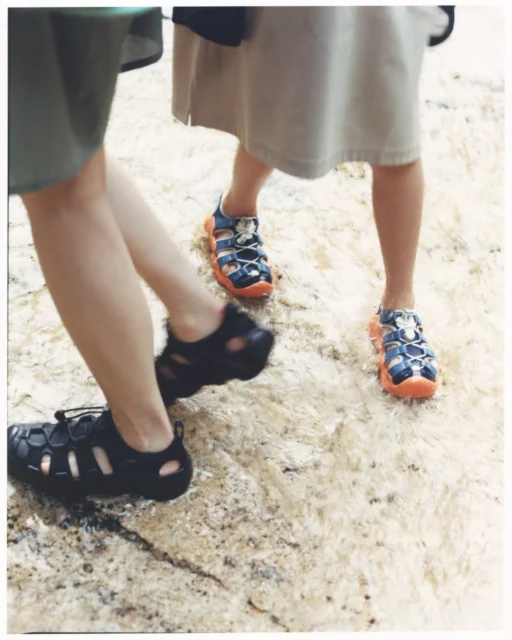 大人用とキッズ用のHYPERPORT H2サンダルを履いた足元