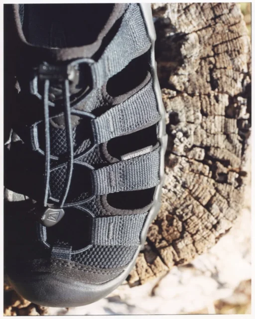 オールブラックのHYPERPORT H2サンダルをクローズアップ