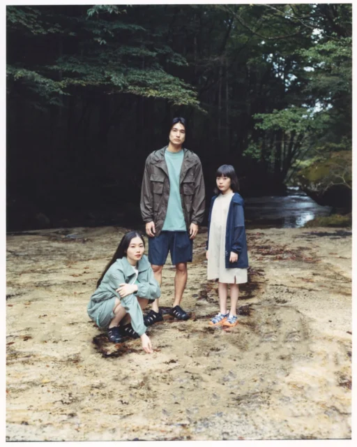 水辺でKEENとスノーピークのサンダルを履く家族