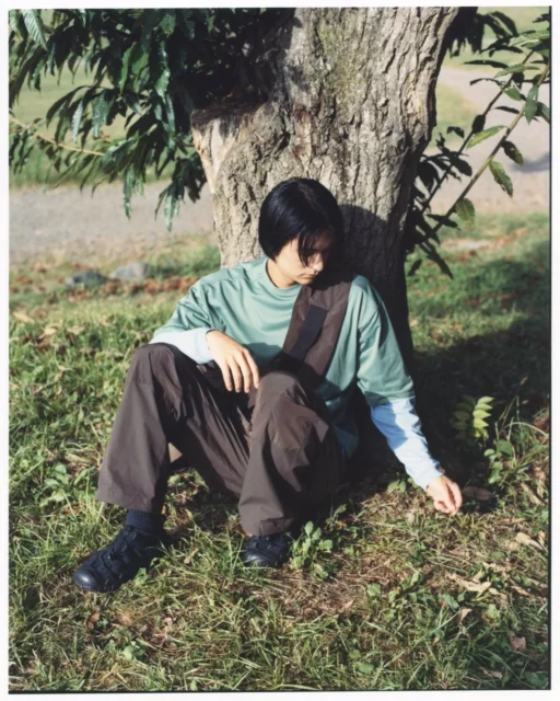 木の下でHYPERPORT H2サンダルを履く男性