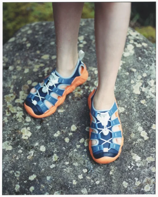 岩の上でHYPERPORT H2キッズサンダルを履く足元