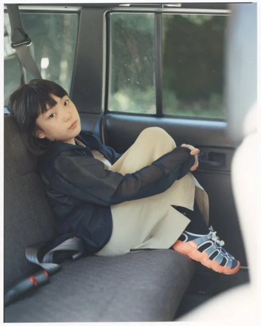 車内でHYPERPORT H2キッズサンダルを履く子供