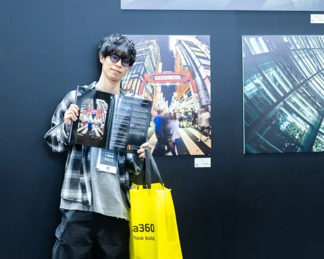 CP+2026 Insta360ブースでフォトブックを手にする来場者と展示作品