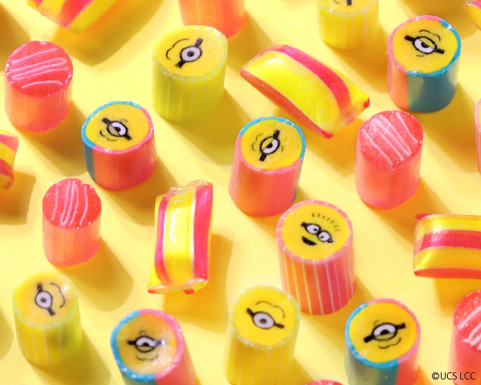 ミニオンの顔とイースターエッグで作られたピンクのキャンディーのクローズアップ