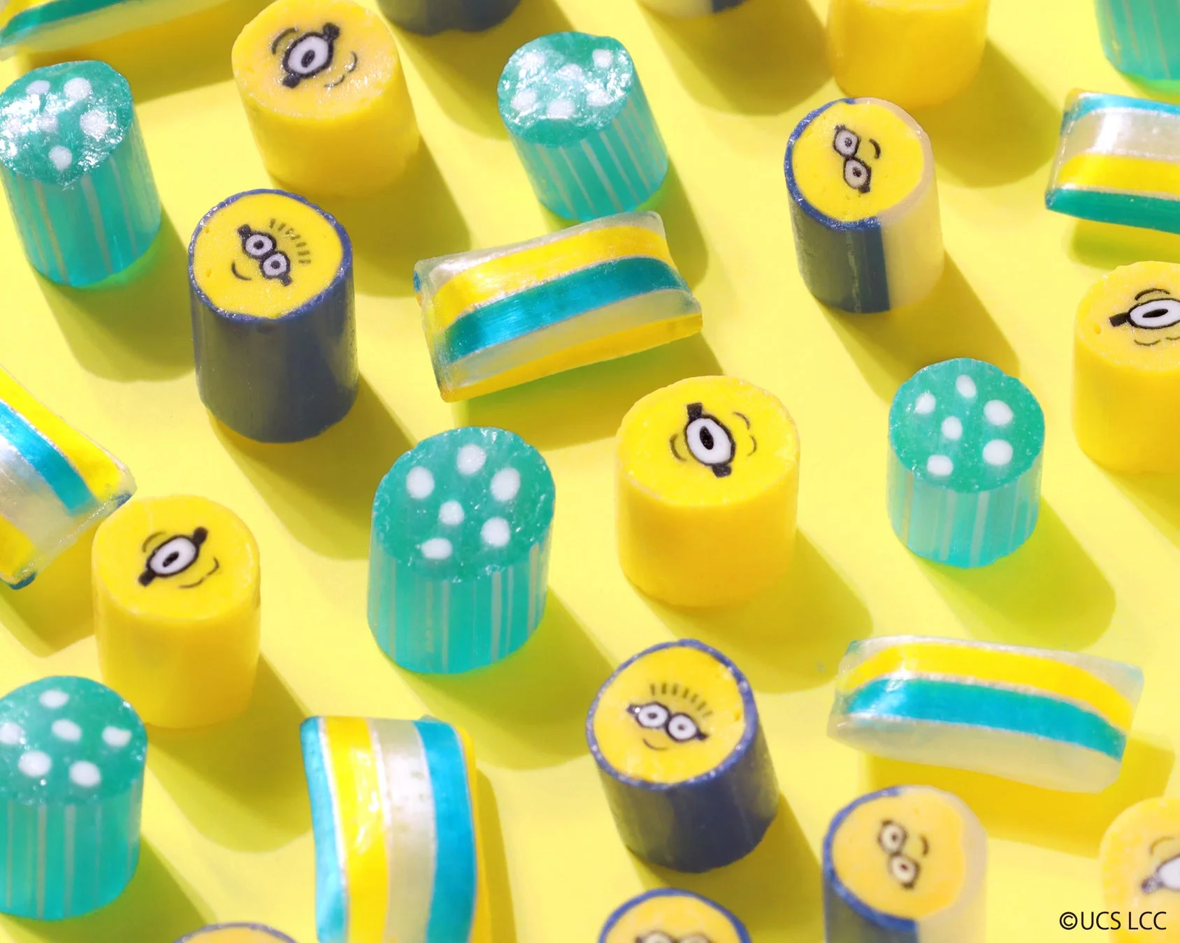 ミニオンの顔とイースターエッグのデザインの青いキャンディーの接写