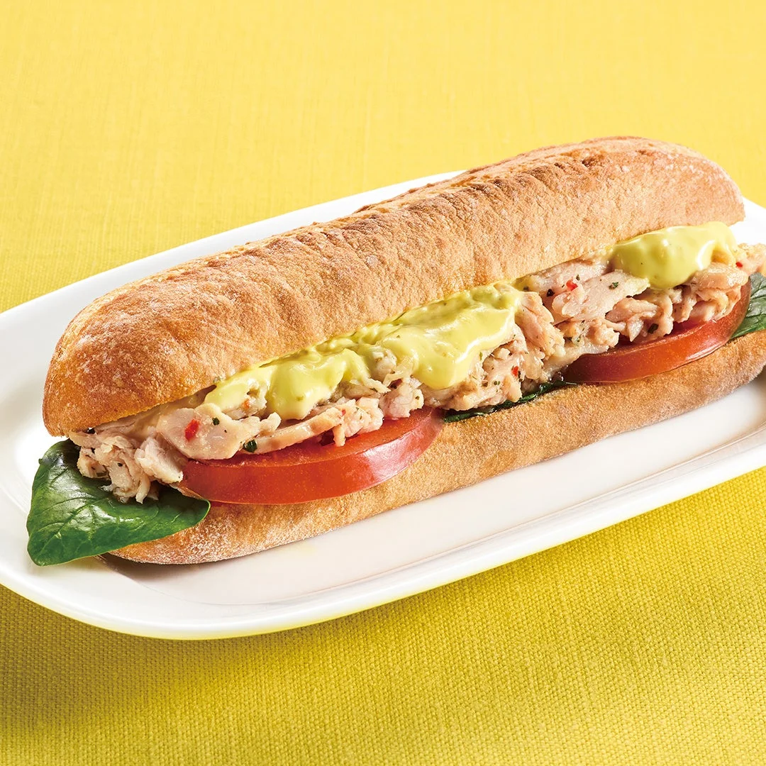 カフェ・ベローチェの新作「焼きたて瀬戸内レモンのタルタルサンド ハーブチキン添え」。