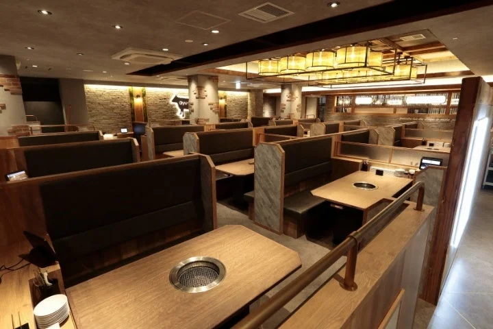 ゆったりと寛げる食べ放題レストラン「牛角」の席