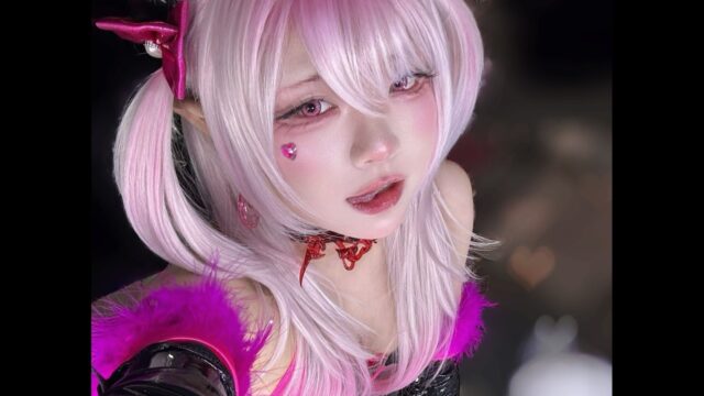 悪魔的セクシーさが炸裂！　絲、ネオンピンク×黒の大胆コスプレで妖艶な世界観を完全再現