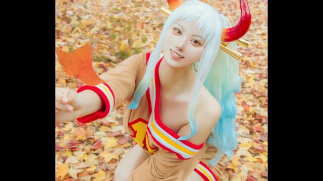 鬼のようなセクシーさ！　るーみ双子、『ONE PIECE』ヤマトの露出度高い衣装コスプレを披露