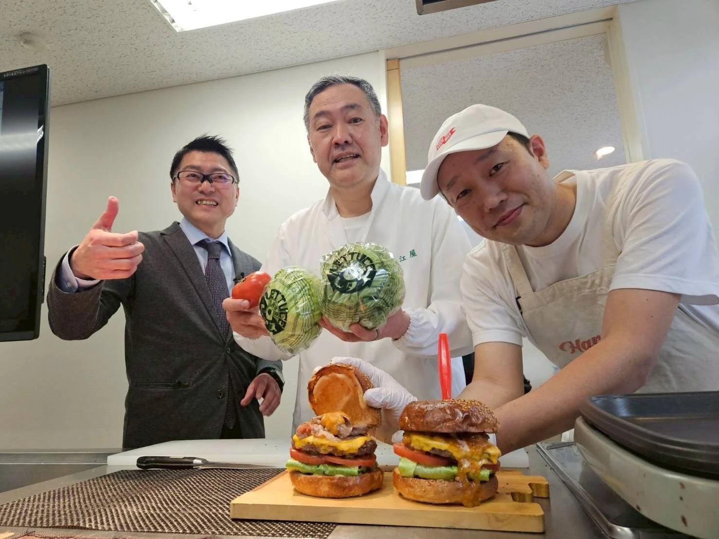 共同ハンバーガーを抱えるハリーズジャンクションの職人、大宮牛肉店代表の寺出さん。