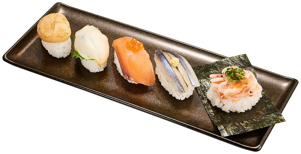 ほたて、白ばい貝、サクラマスなど5種のネタが乗った彩り盛り合わせ