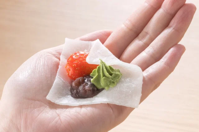ガスト「自分で包む！宇治抹茶といちごの大福」を手に乗せた様子