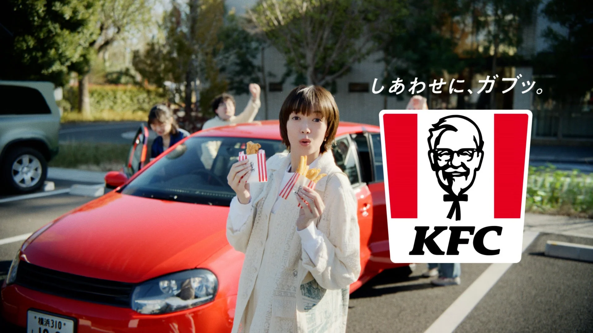 佐藤栞里さんが「しあわせに、ガブッ。」と語るCMシーン