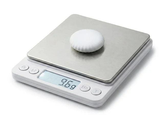 デジタル秤で測定されたTag.Oスマートタグの重さ9.6g