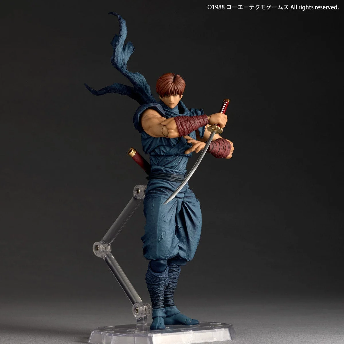 素顔ヘッドを取り付けたリュウ・ハヤブサフィギュア