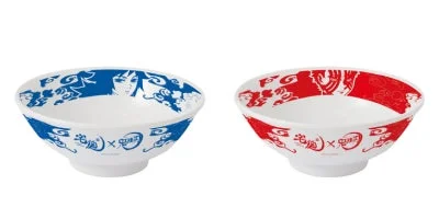 ポイント応募キャンペーンの賞品、青と赤の2種類のラーメンどんぶり。