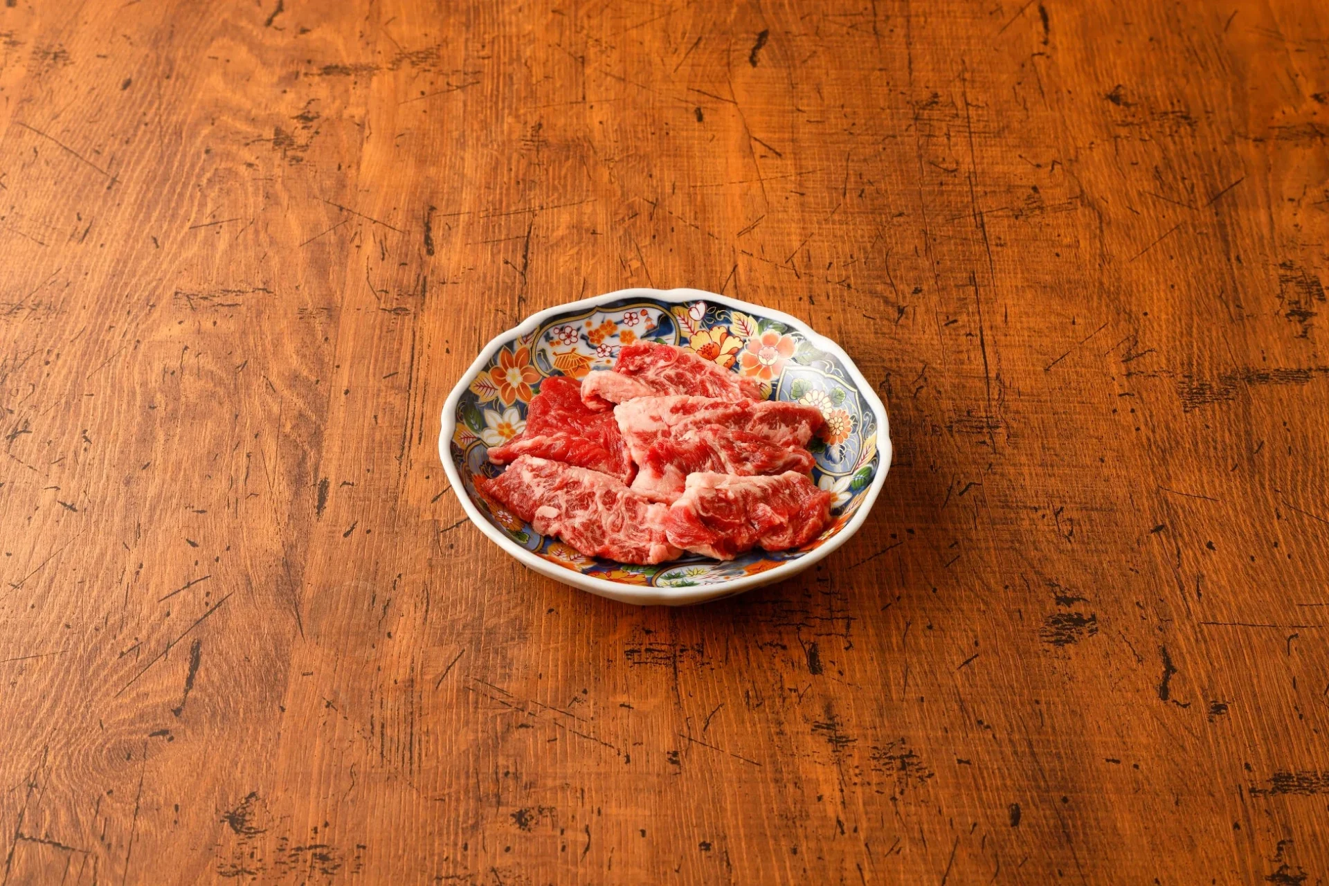 焼肉の和民「ワタミカルビ」通常量の皿盛り、テーブルに置かれた様子