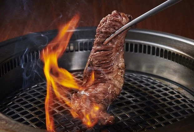 焼かれた永遠のダイヤカルビをトングで持ち上げる様子