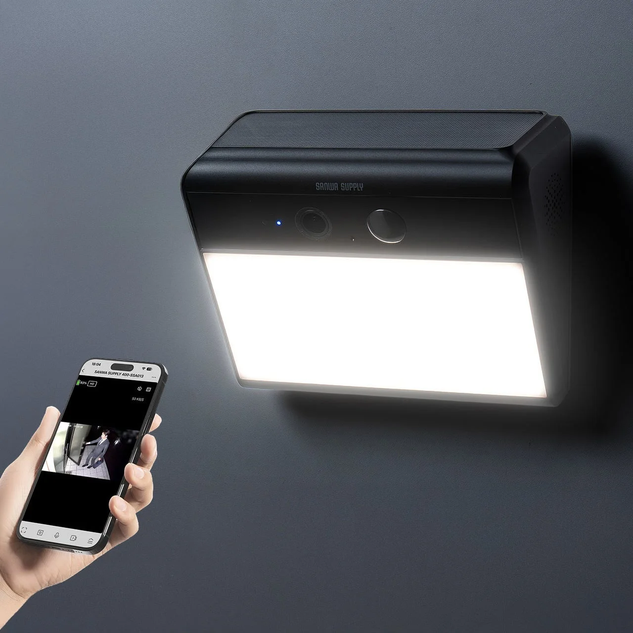 センサーライトと防犯カメラが一体となったソーラー屋外カメラ『400-SSA013』をスマートフォンで操作する様子