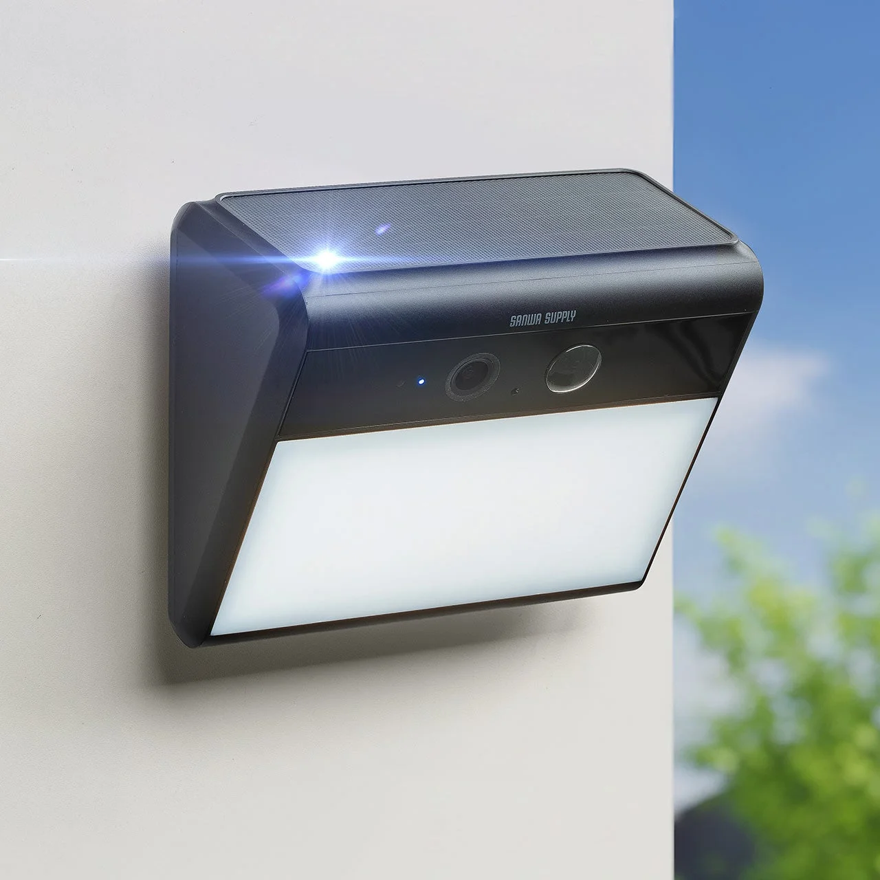 ソーラー充電式屋外用防犯カメラ『400-SSA013』の屋外設置イメージ