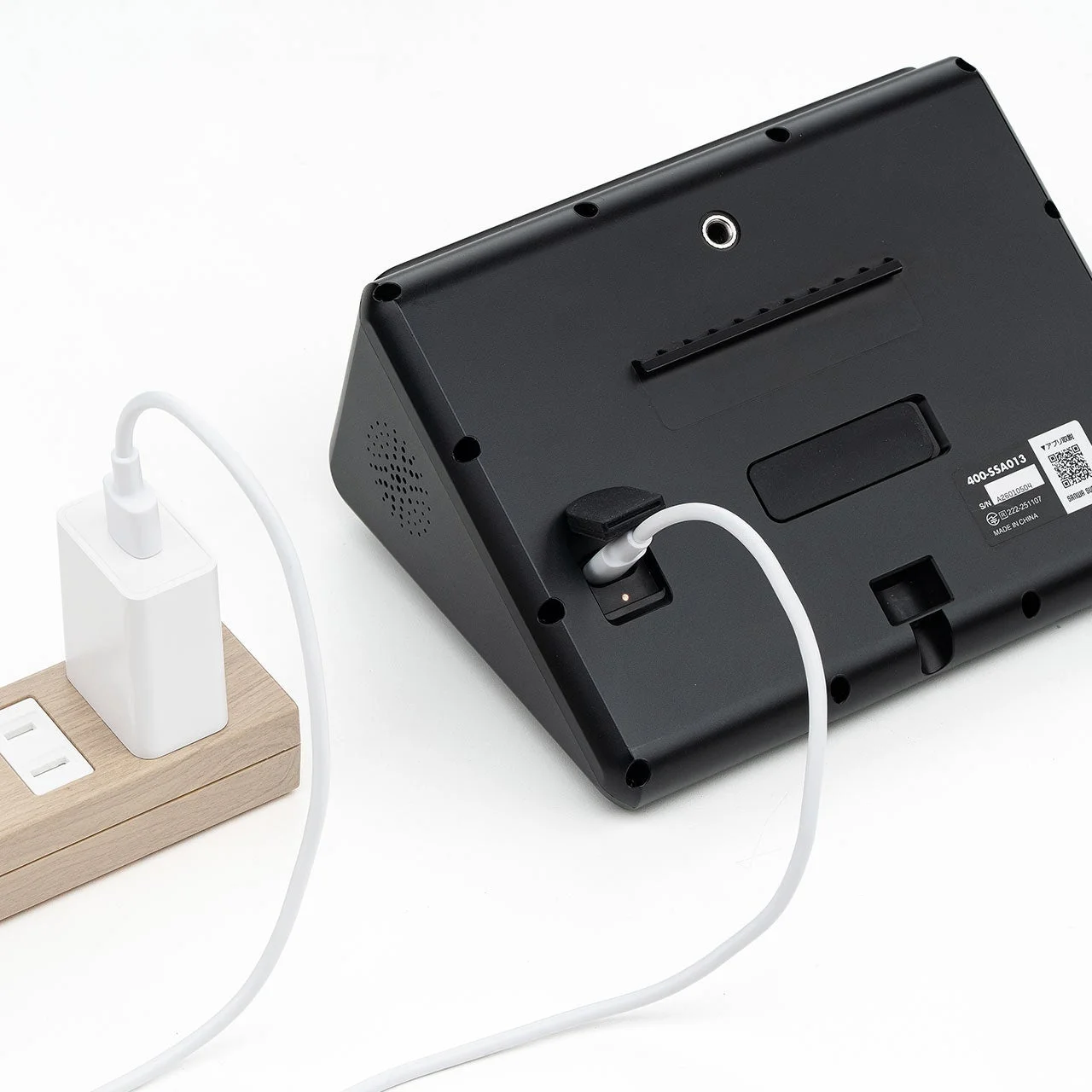 USB Type-Cケーブルで充電中のソーラー屋外カメラ『400-SSA013』