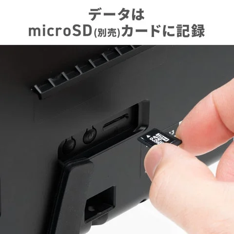 microSDカードスロットにカードを挿入している様子