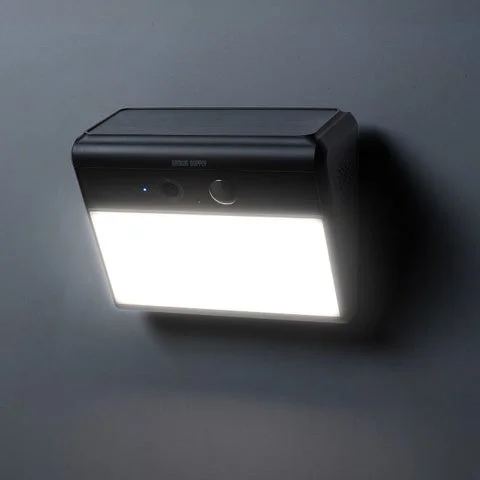 夜間に高輝度LEDライトが点灯しているソーラー屋外カメラ