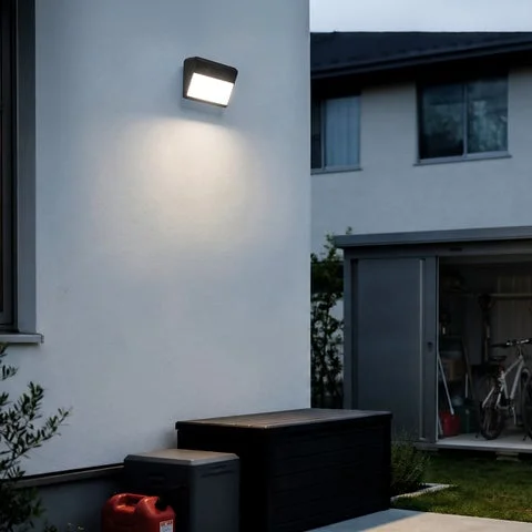 庭に設置されたソーラー屋外カメラ『400-SSA013』が周囲を照らす様子