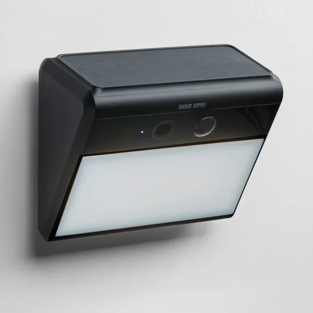 ソーラー屋外カメラ『400-SSA013』の斜めからの製品写真