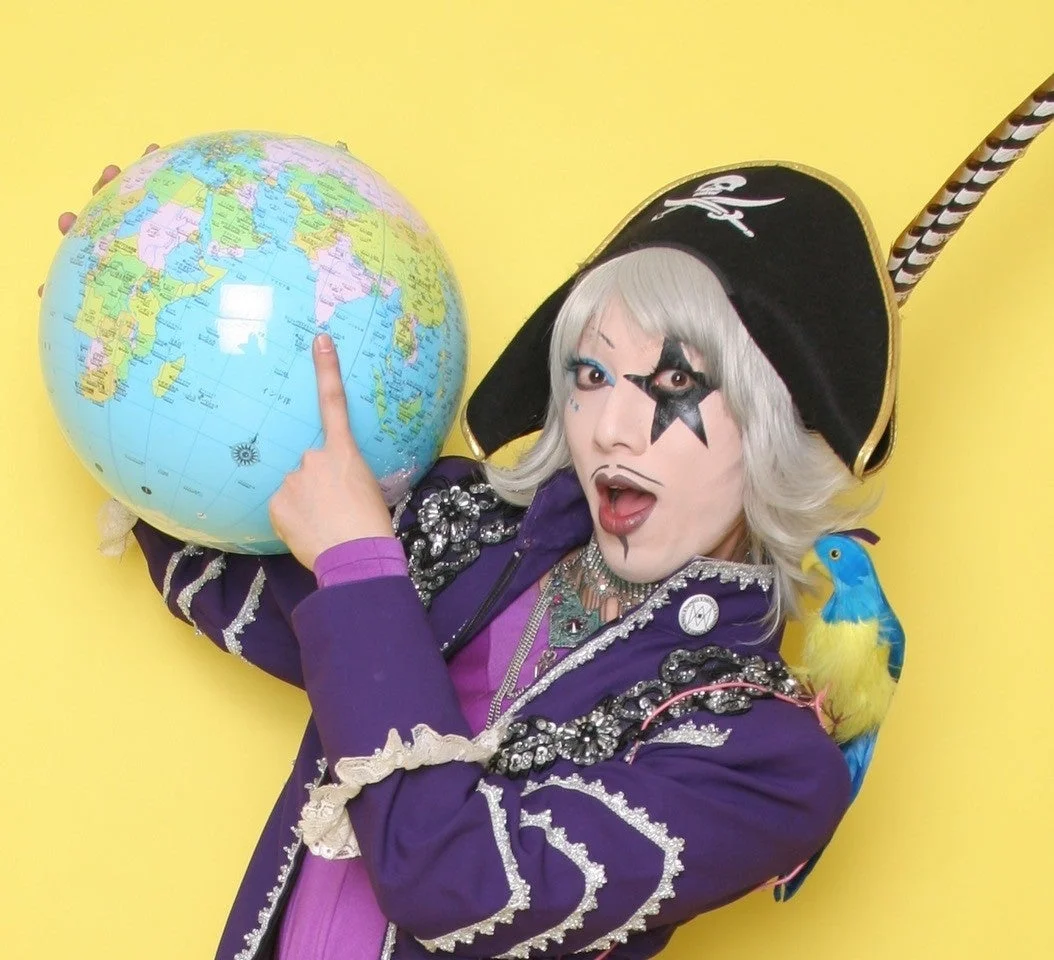 地球儀を持つお笑い芸人ゴー☆ジャスさんの写真