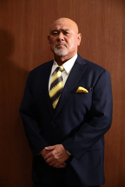 スーツ姿で立つ元プロレスラー武藤敬司さんの写真