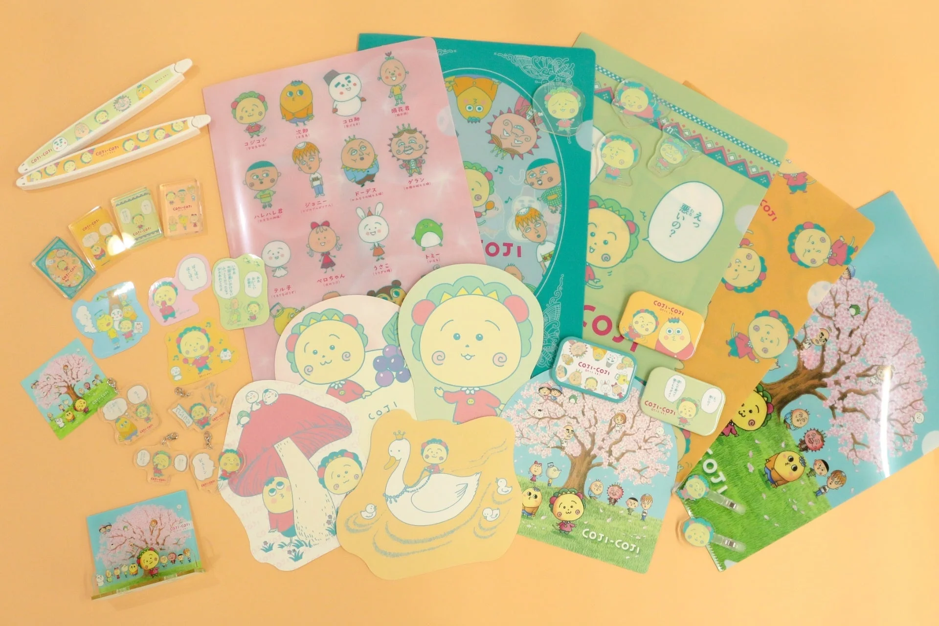 コジコジとコラボしたイオン限定オリジナルグッズ。クリアファイルやアクリルチャームなど。