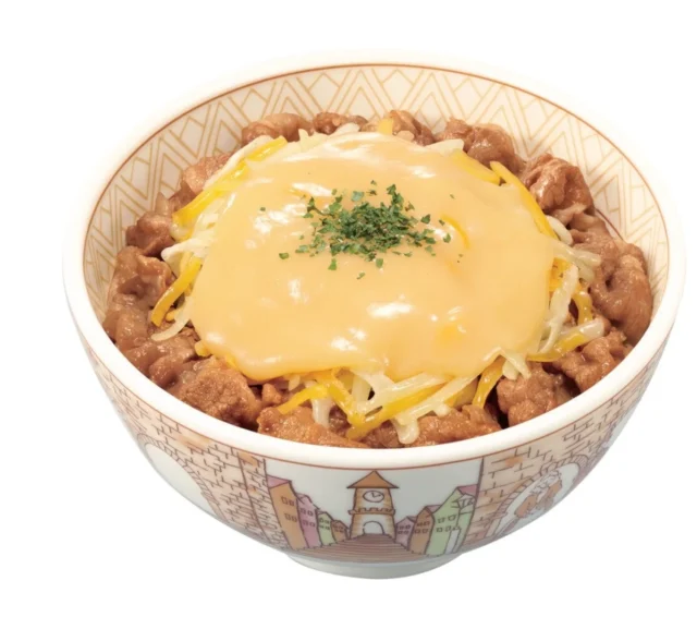 とろ～り3種のチーズ牛丼の並盛。とろけたチーズがたっぷりかかっている。
