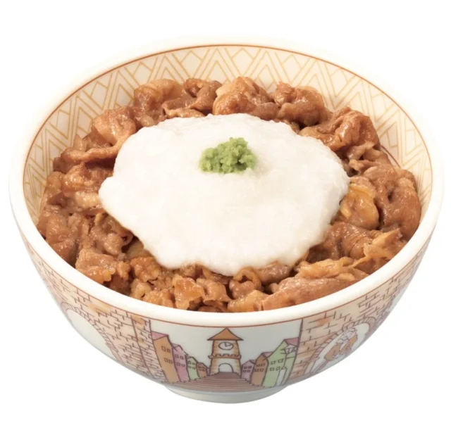 わさび山かけ牛丼。白い山かけと中央にわさびが乗っている。