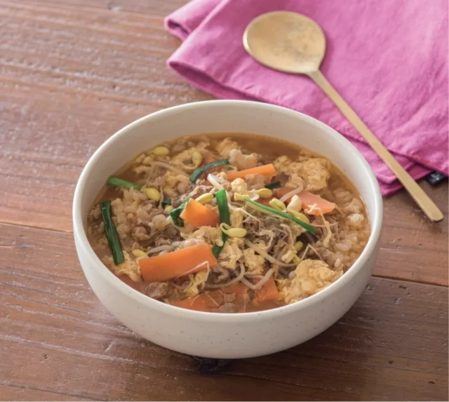 すき家の牛丼を使ったアレンジレシピ「ユッケジャン クッパ風」の完成写真。