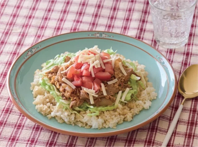 牛丼をアレンジした「タコライス風」。レタス、トマト、チーズが乗っている。