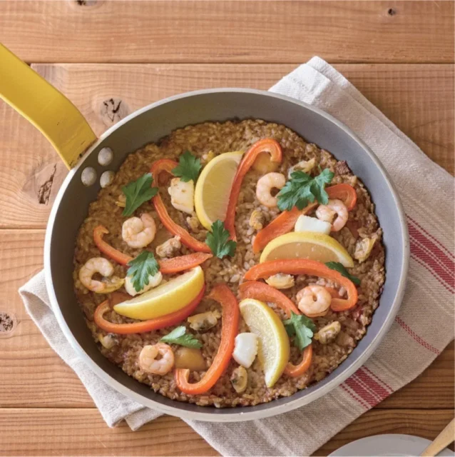 カレーをアレンジした「カレーのパエリア風」。エビやパプリカ、レモンが彩り豊か。