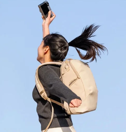 PGYTECH OneGo Lite バックパックを背負い身軽に撮影する女性
