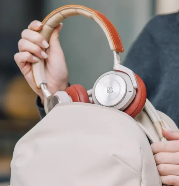 PGYTECH OneGo Lite バックパックのトップアクセスからヘッドホンを取り出す様子