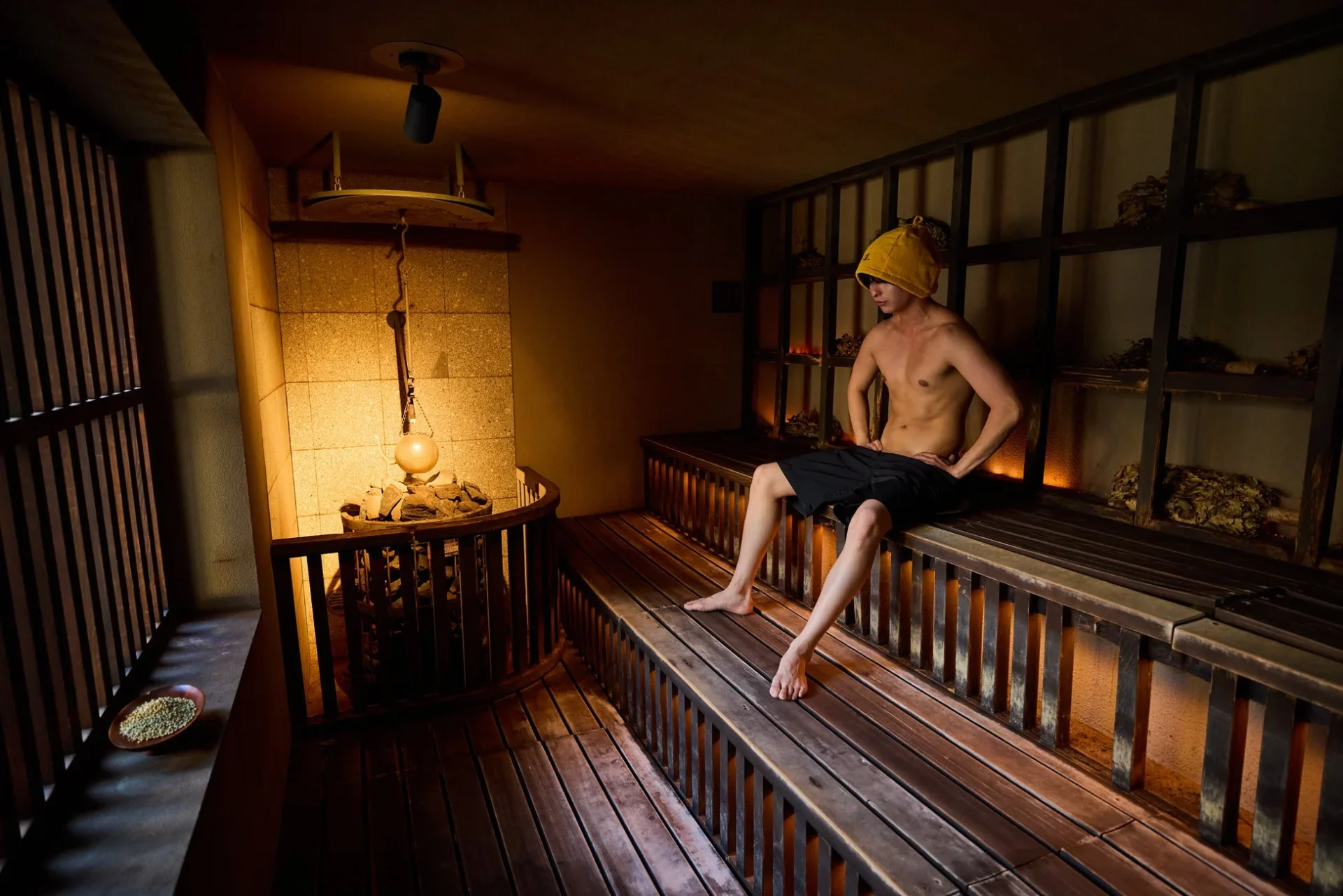 コリアンダーロウリュが行われるサウナ室でリラックスする男性