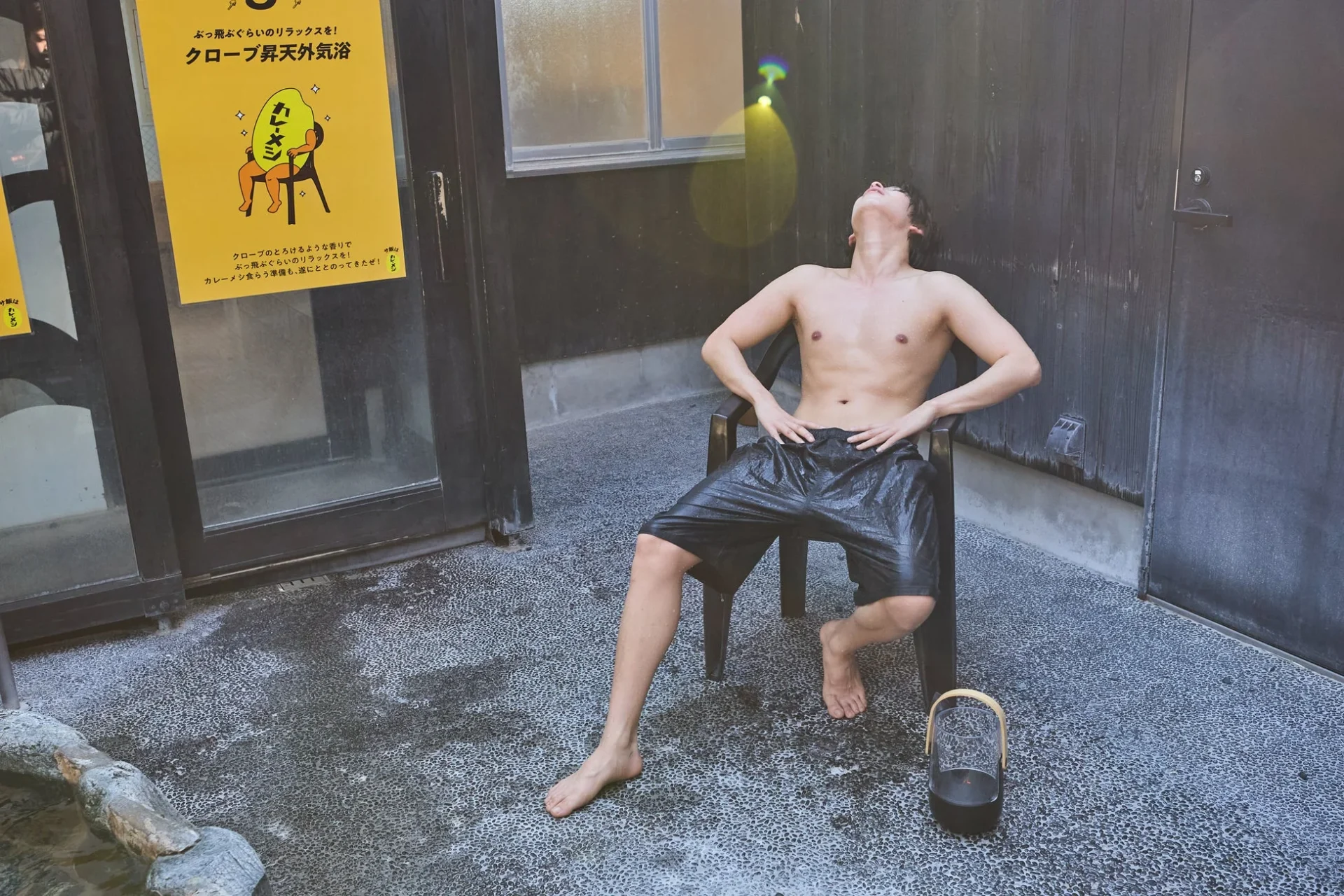 クローブの香りに包まれて外気浴でリラックスする男性