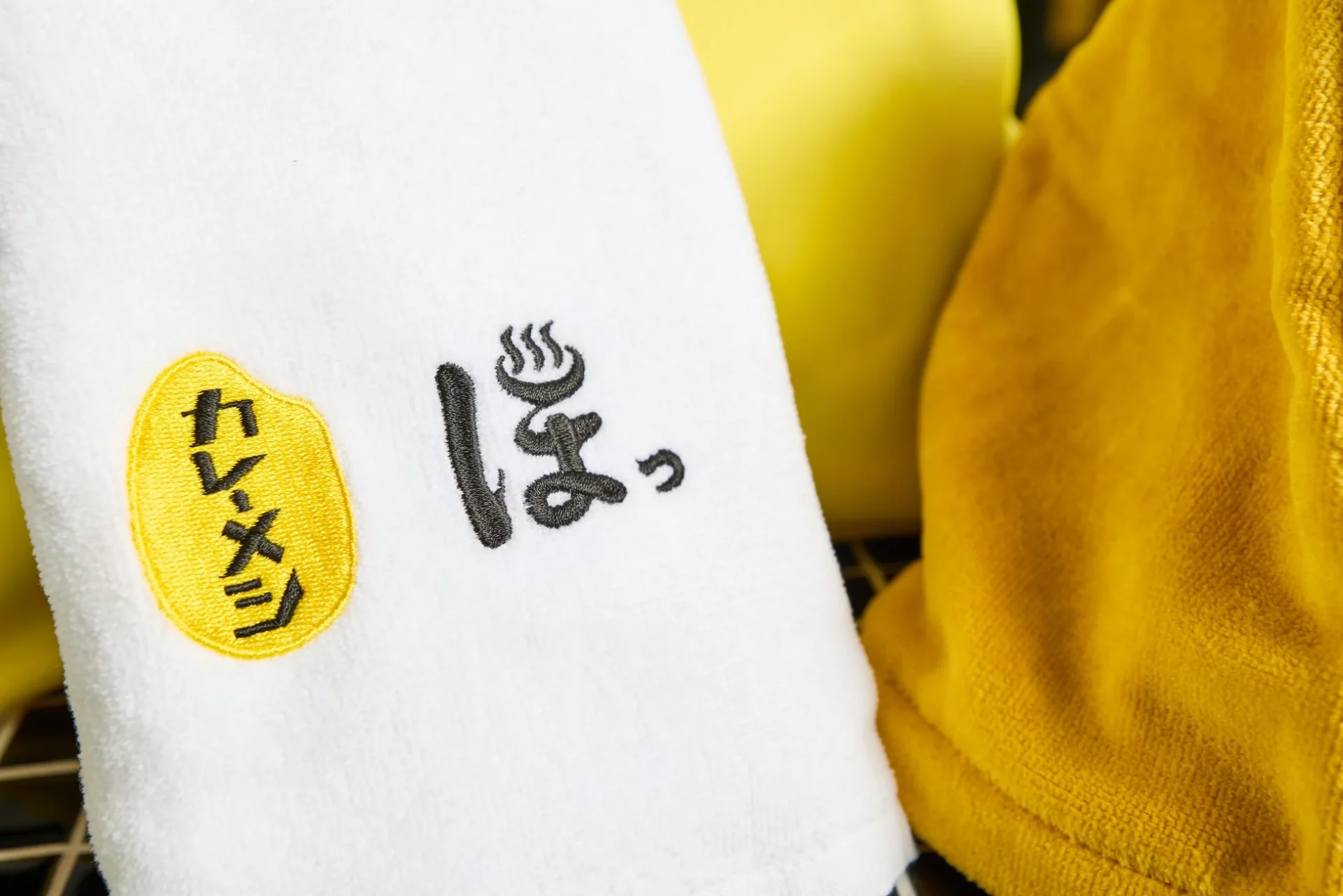 「日清カレーメシ×堀田湯」コラボサウナタオルのロゴ